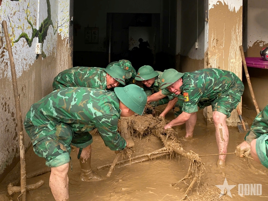 Ra sức giúp đỡ nhân dân